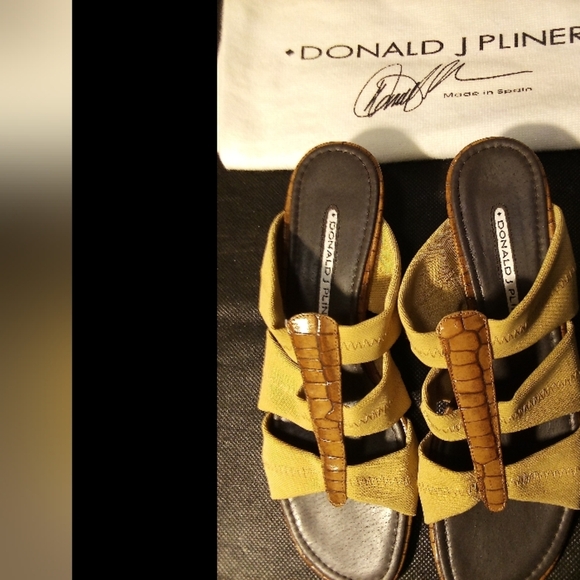 Donald J. Pliner - NWT- Open Toe Wedge, 3 Fabric Straps For Comfort, Size 7... - Picture 4 of 12